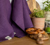 The deep purple tea towels made of natural linen are durable, making them the ideal companions for your daily culinary adventures. Carefully crafted, our linen tea towels are not only practical but also add colour and sophistication to your kitchen.